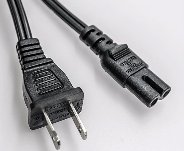 American 1-15P to IEC 60320 C7 AC Power Cord